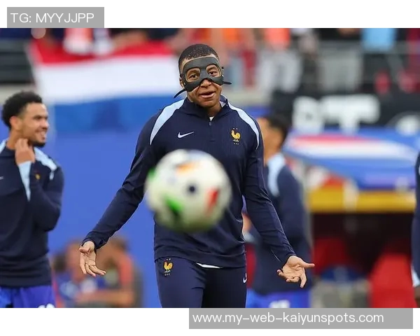 姆巴佩争抢中意外倒地主动示意换人球迷心忧望无大碍