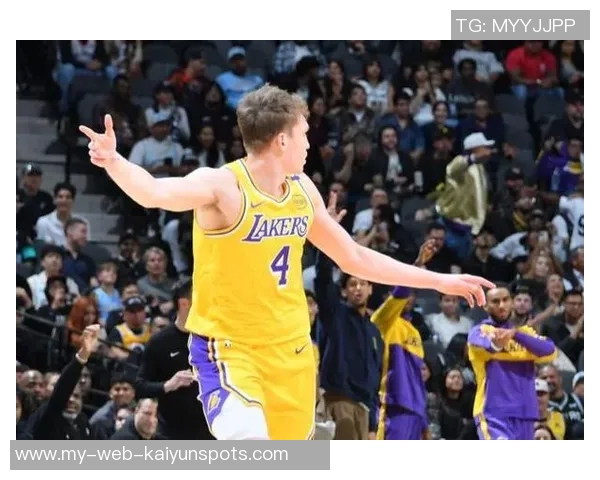 湖人训练热身艾顿与克内克特折返跑展现拼搏精神与团队默契