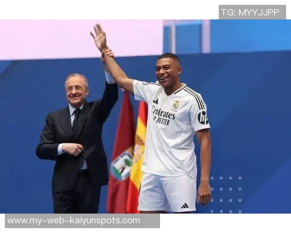 皇马举行圣诞公开训练姆巴佩与球迷亲密互动签名合影