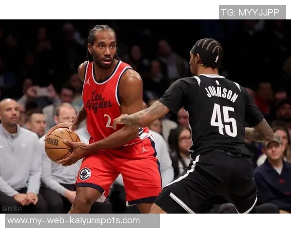 曼赞比与扬库托激烈争吵引发冲突后者将前者推倒广告牌现场惊险一幕